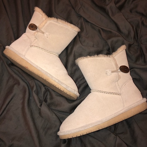 white bearpaw boots